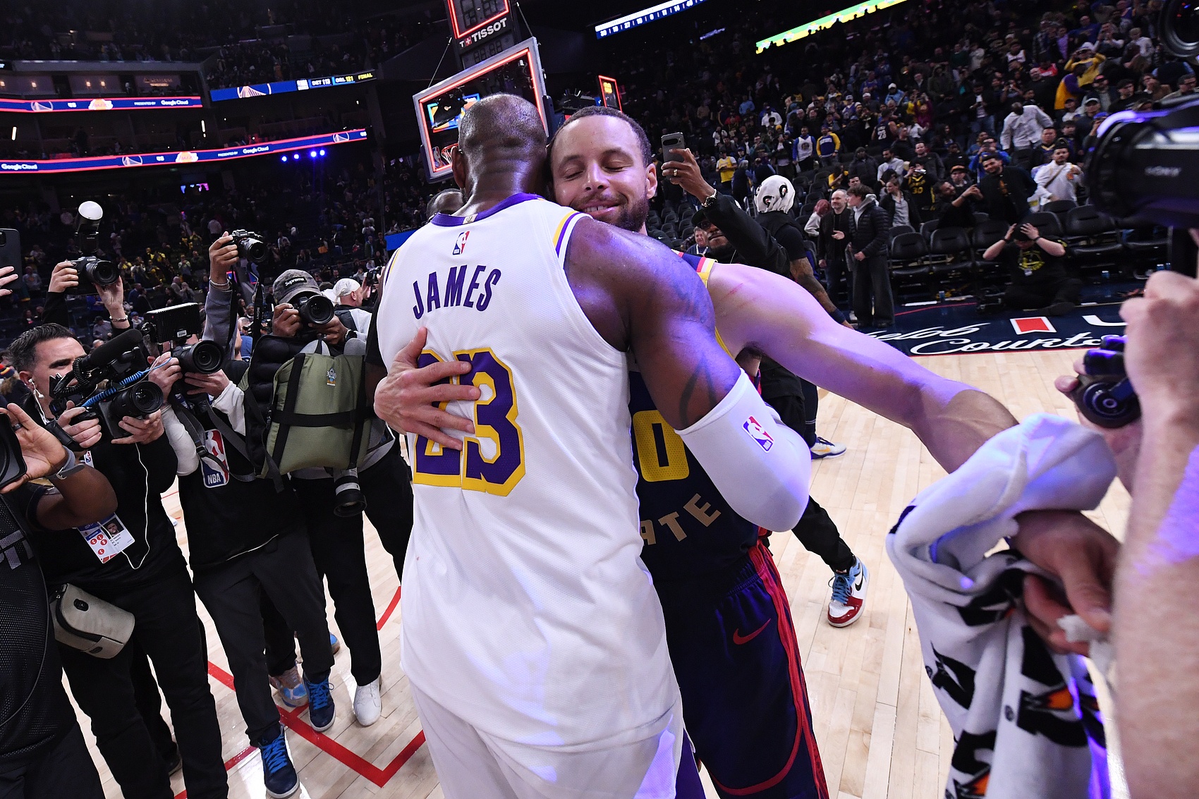 见证传奇!詹姆斯库里年满36岁且同场均砍下35+ NBA历史首对!