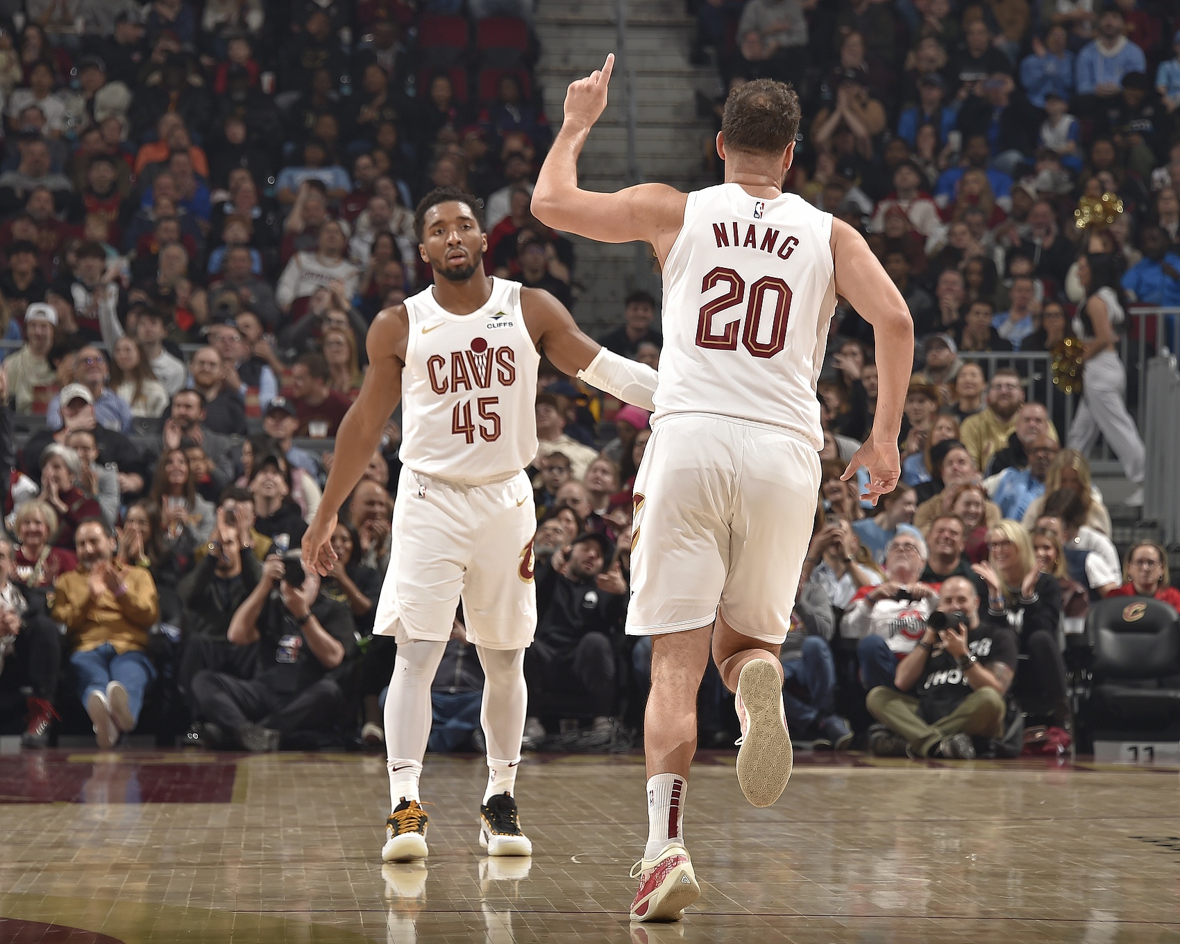 NBA彩经:东契奇有望首秀湖人胜爵士 雄鹿难敌勇士 骑士主场擒狼